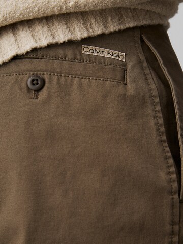 Loosefit Pantalon chino Calvin Klein Jeans en marron