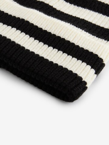 Next Beanie in Black