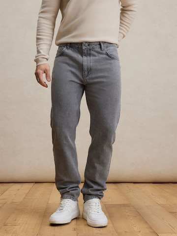 DAN FOX APPAREL regular Τζιν 'Carlo' σε γκρι: μπροστά