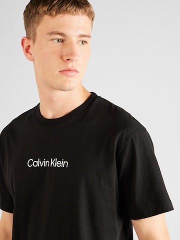 Calvin Klein T-shirt 'Hero' i svart