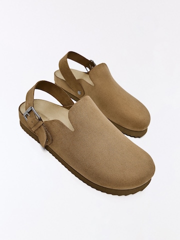 Clogs di Bershka in marrone
