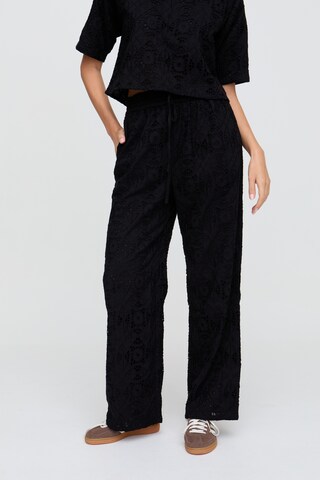 RAFFYA Wide Leg Hose 'Opal Broderie Anglaise' in Schwarz: Vorderseite