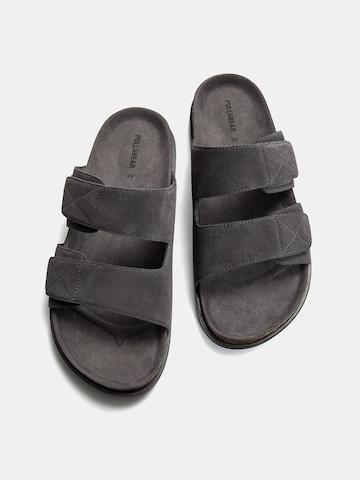 Pull&Bear Pantolette in Grau
