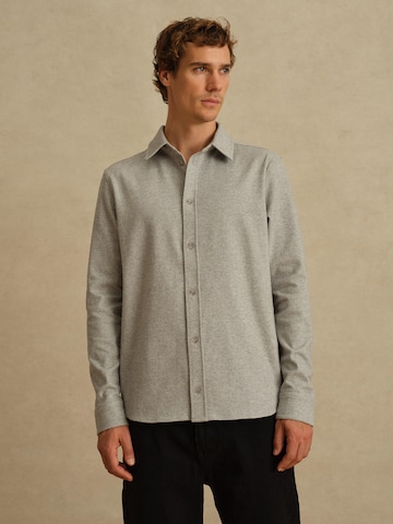 DAN FOX APPAREL - Ajuste regular Camisa 'Eddi' en gris: frente
