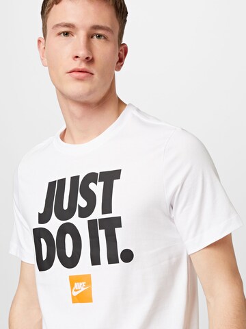 T-Shirt Nike Sportswear en blanc