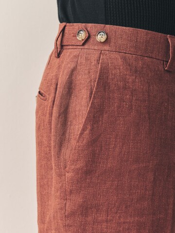 Coupe slim Pantalon à plis Next en marron