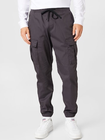 Abercrombie & FitchTapered Cargo hlače - siva boja: prednji dio
