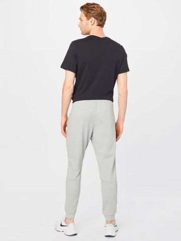 Tapered Pantaloni sport de la NIKE pe gri