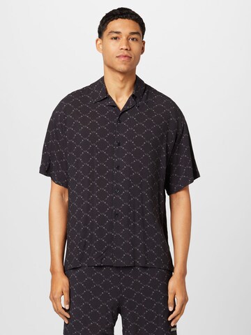 Vertere Berlin Comfort fit Button Up Shirt in Black: front