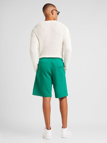 Loosefit Pantalon 'CLUB' Nike Sportswear en vert
