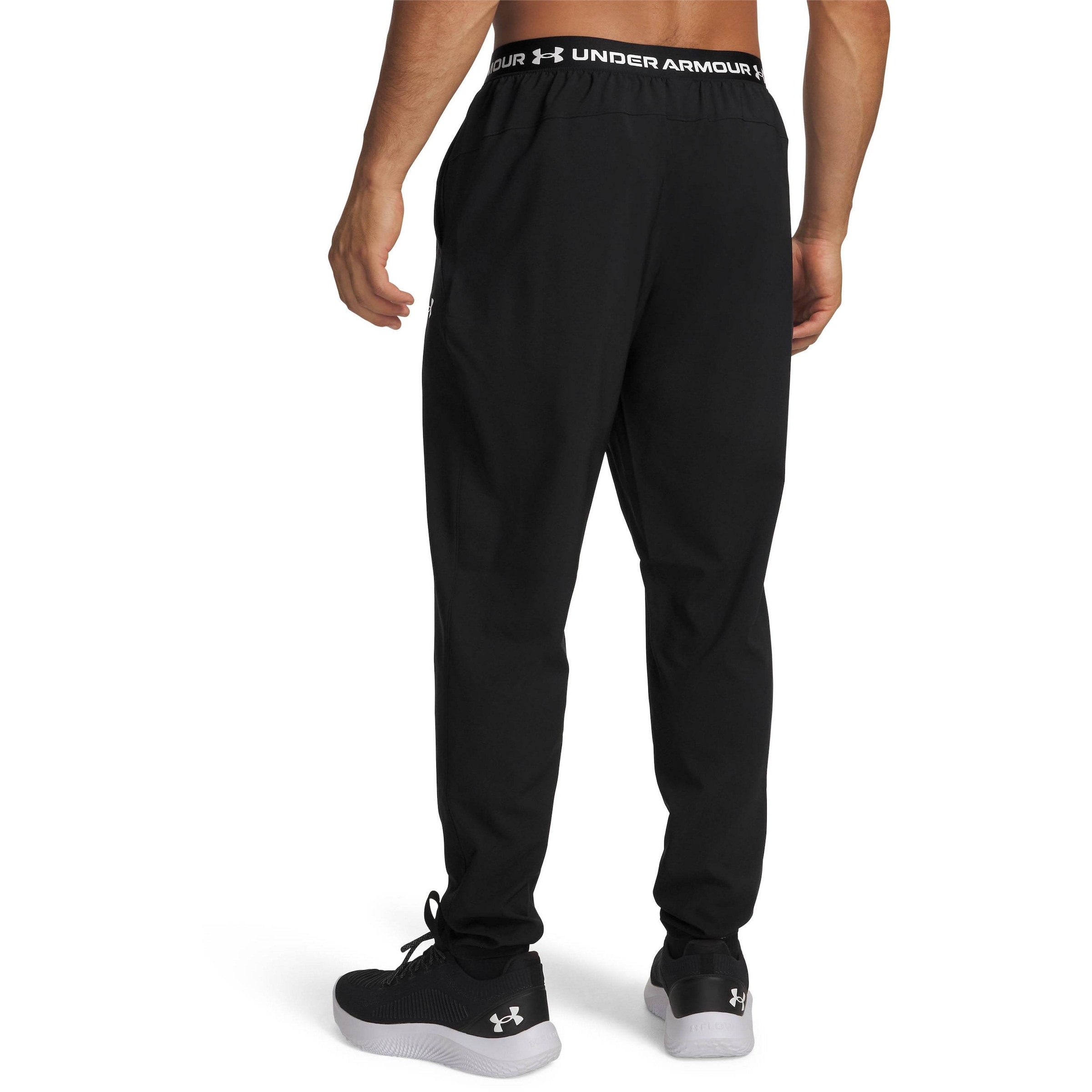UNDER ARMOUR Tapered Sporthose in Schwarz
