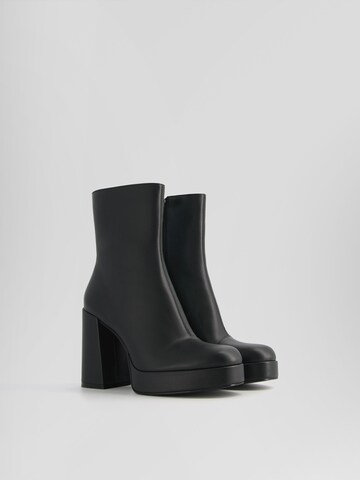 Bershka Stiefelette in Schwarz