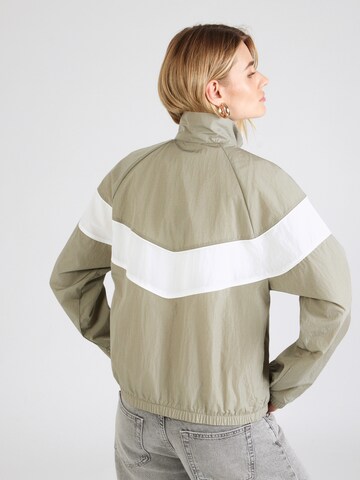 Nike Sportswear Overgangsjakke i grøn: tilbage