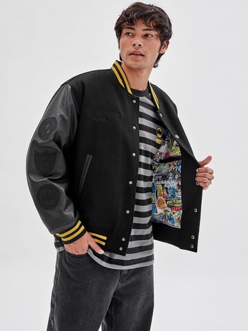 GUESS Übergangsjacke 'Batman-Patch' in Schwarz
