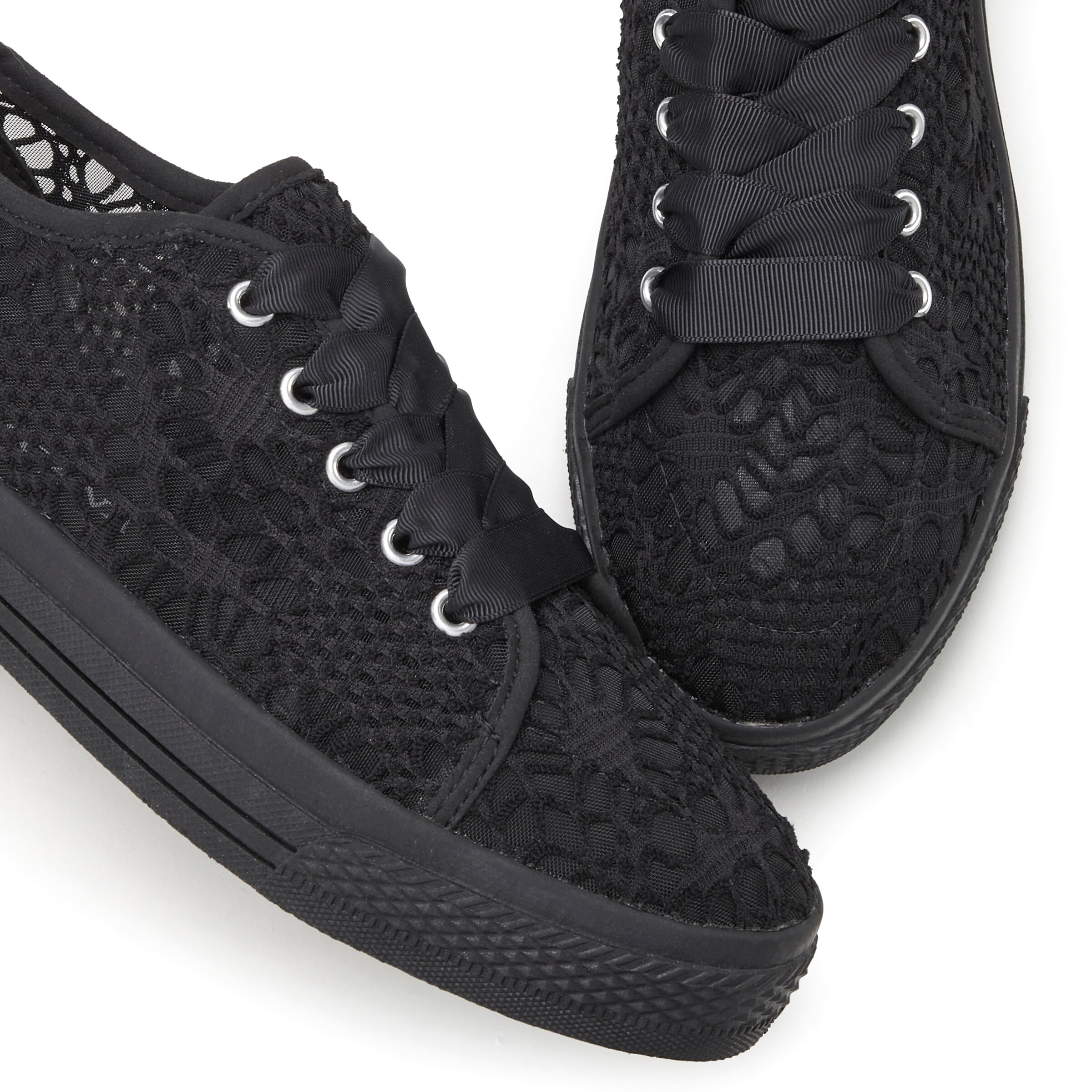 LASCANA Sneakers in Black