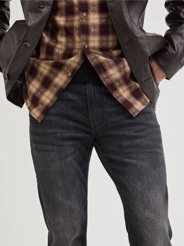 GUESS Slimfit Jeans 'Finnley' in Schwarz