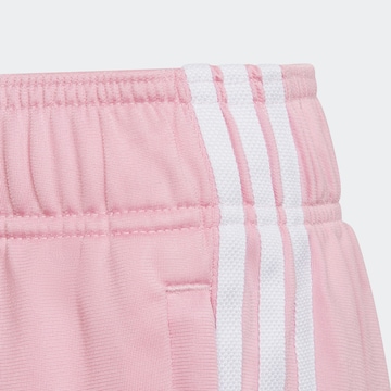 ADIDAS ORIGINALS - Tapered Pantalón en rosa