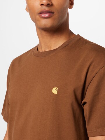 Tricou 'Chase' de la Carhartt WIP pe maro