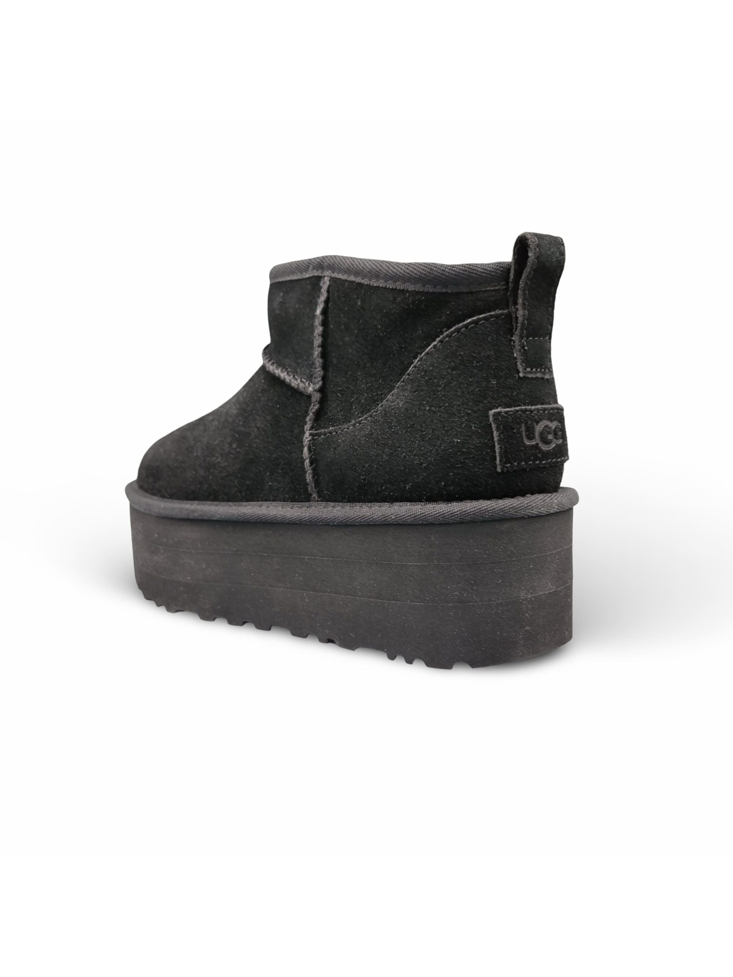 UGG Boots‌‌ in Schwarz