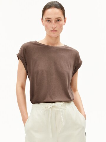 T-shirt ARMEDANGELS en marron : devant