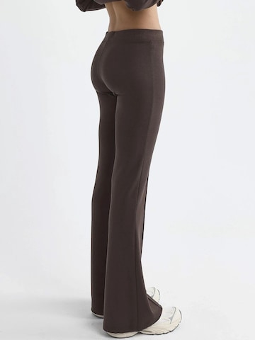 Busem - Flared Calças com vincos em castanho
