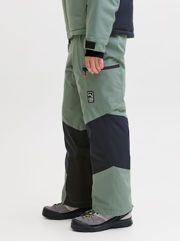 regular Pantaloni per outdoor 'JJAW25' di JACK & JONES in verde