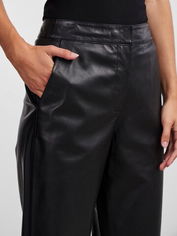 Regular Pantalon 'LINE' YAS en noir