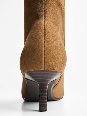 Botine de la Bershka pe maro