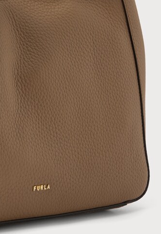 FURLA Τσάντα ώμου 'DORA' σε καφέ: μπροστά