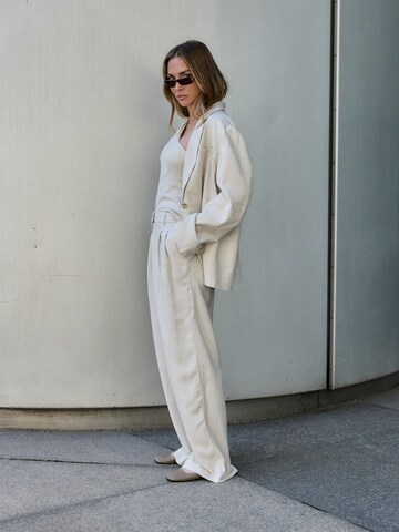 The Base Theory Loosefit Παντελόνι με τσάκιση 'PLEATED LINEN PANTS' σε μπεζ