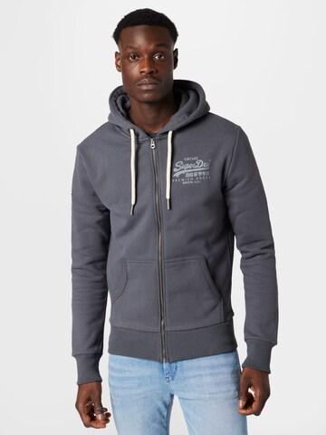 Veste de survêtement Superdry en gris : devant