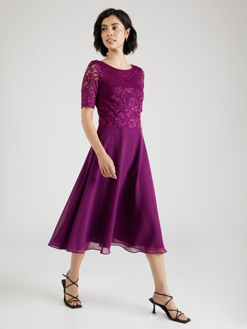 Robe de cocktail Vera Mont en violet : devant