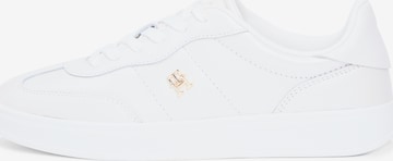 Baskets basses TOMMY HILFIGER en blanc : devant