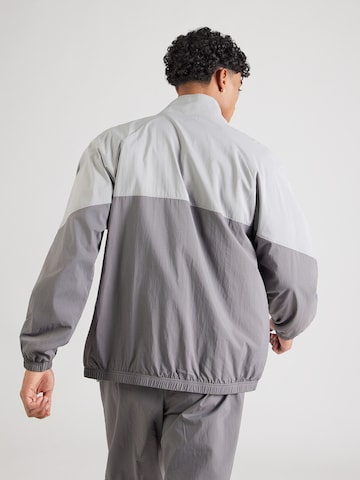 Geacă de primăvară-toamnă de la new balance pe gri