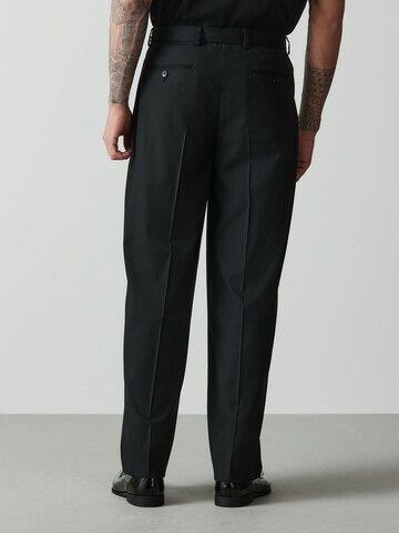 Loosefit Pantaloni con piega frontale di Next in nero