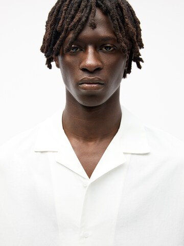 Fit confort Chemise Pull&Bear en blanc