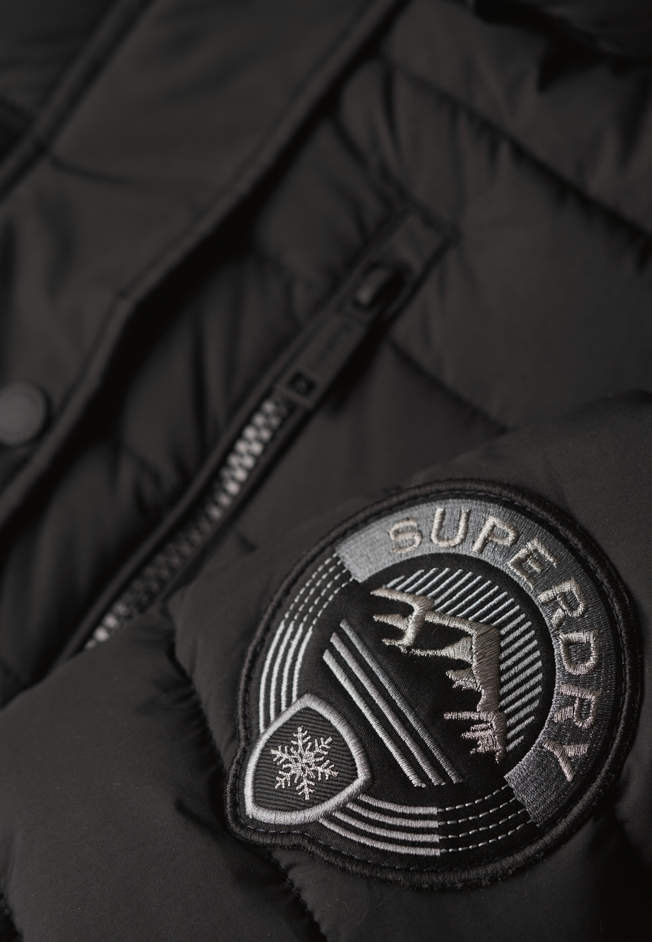 Superdry Pitkä talvitakki 'Fuji' värissä musta