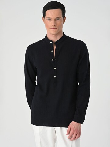 Coupe regular Chemise Antioch en noir : devant