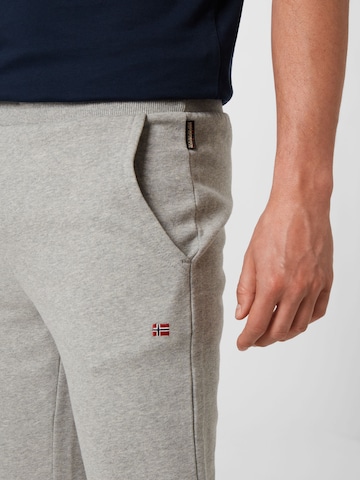 NAPAPIJRI Tapered Broek 'MALIS' in Grijs