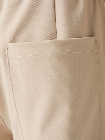 Loosefit Pantaloni con pieghe di Bershka in bianco