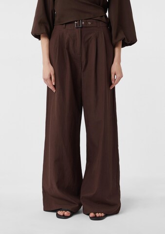 Wide Leg Pantalon à pince 'Сomma x Füsun Lindner' COMMA en marron : devant