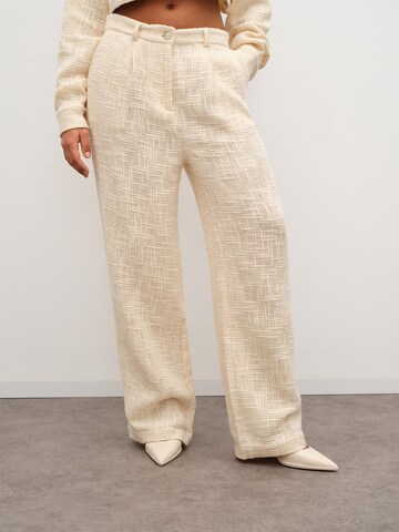 RÆRE by Lorena Rae Wide Leg Bukser med lægfolder 'Belana' i beige: forside