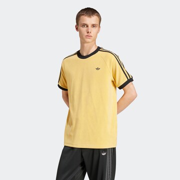 ADIDAS ORIGINALS T-shirt 'Cali' i gul: framsida