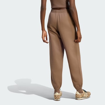 ADIDAS ORIGINALS - Tapered Pantalón 'Essentials' en marrón