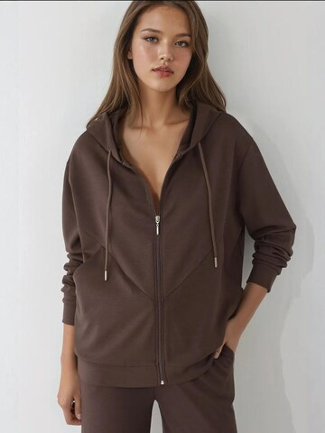 Hiccup Sweatjacke in Braun: Vorderseite