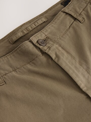 regular Pantaloni chino di Next in marrone