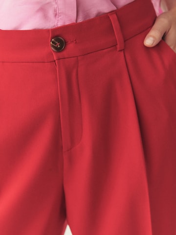 Regular Pantalon à pince 'Remi' TATUUM en rouge