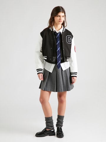 juoda GUESS Demisezoninė striukė 'Bear Varsity'