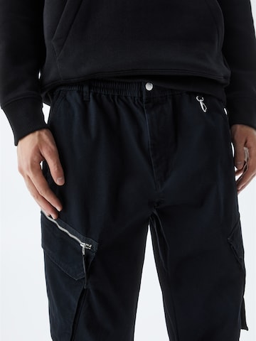 Pull&BearTapered Cargo hlače - crna boja