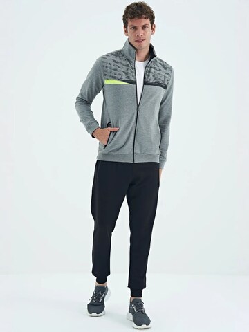 Completo per l'allenamento di Tommy Life in grigio